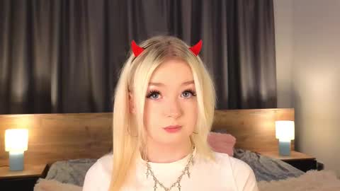 Snapshot of twinklefluff chatting on 4, 11, 2025 twinklefluff online show from 4, 11, 2025