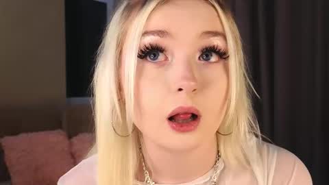 Snapshot of twinklefluff chatting on 7, 11, 2025 twinklefluff online show from 7, 11, 2025