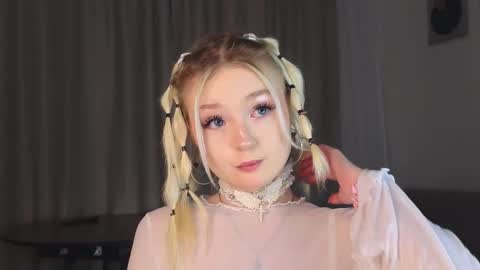 Snapshot of twinklefluff chatting on 25, 11, 2025 twinklefluff online show from 25, 11, 2025