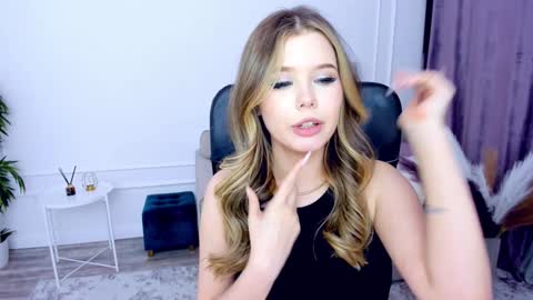 Snapshot of unforgettablalice chatting on 8, 2, 2025 Alice online show from 8, 2, 2025