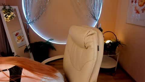 Snapshot of unicent chatting on 16, 12, 2024 Call me Mira thumbs up its make me happy online show from 16, 12, 2024