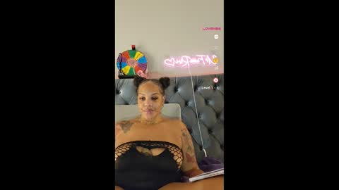 Snapshot of urfaveriri chatting on 4, 11, 2025 urfaveriri online show from 4, 11, 2025