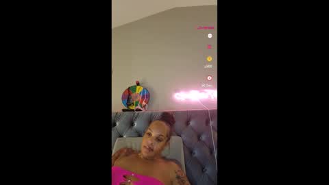 Snapshot of urfaveriri chatting on 15, 11, 2025 urfaveriri online show from 15, 11, 2025