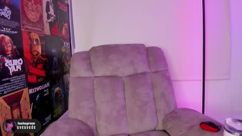 Snapshot of uveuvedee chatting on 14, 10, 2025 Val help me get 100 thumbs up 3 online show from 14, 10, 2025