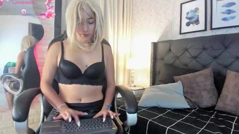 Snapshot of valentina__desire chatting on 25, 11, 2025 Valen online show from 25, 11, 2025