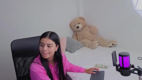 Snapshot of valerihouse chatting on 18, 12, 2025 Juli C online show from 18, 12, 2025