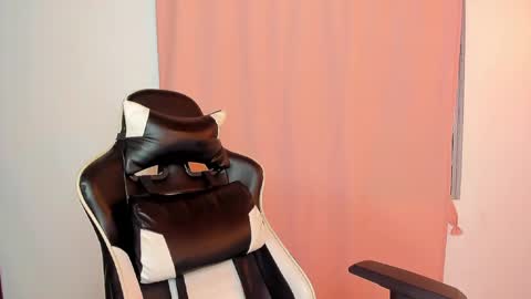 Snapshot of valeriie_pretty chatting on 27, 2, 2025 Vale online show from 27, 2, 2025