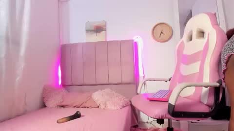 Snapshot of valerin_salazar chatting on 14, 11, 2025 valeria online show from 14, 11, 2025