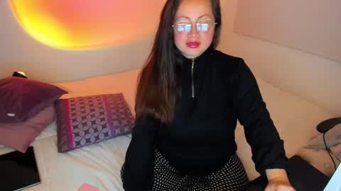 Snapshot of valeryvass_07 chatting on 20, 12, 2024 My name is Valery... Nice to meet you thumb up me please its important online show from 20, 12, 2024