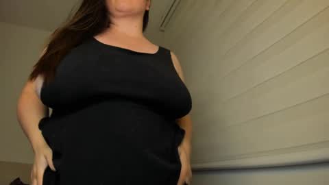 Snapshot of valeryvass_07 chatting on 28, 2, 2025 My name is Valery... Nice to meet you thumb up me please its important online show from 28, 2, 2025