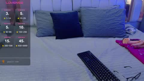 Valkiria moore  online show from 2, 11, 2025