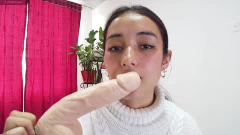 Snapshot of vallery_evanss chatting on 7, 2, 2025 Taty independent account online show from 7, 2, 2025