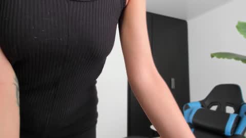 Snapshot of vandalovee chatting on 10, 10, 2025 Babi Alu online show from 10, 10, 2025