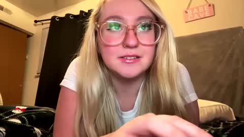 Snapshot of vanillapuddingpie chatting on 8, 1, 2025 vanillapuddingpie online show from 8, 1, 2025