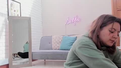 Vee Simons online show from 15, 12, 2024