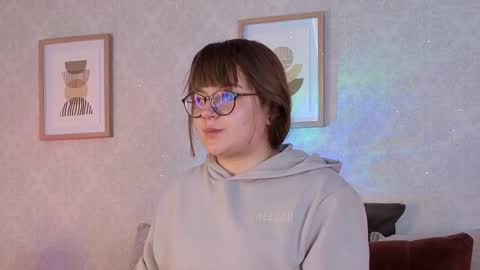 Vee Simons online show from 8, 10, 2025