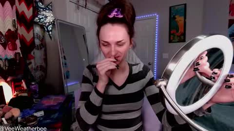 Snapshot of veeweatherbee chatting on 21, 12, 2025 Violet Weatherbee online show from 21, 12, 2025