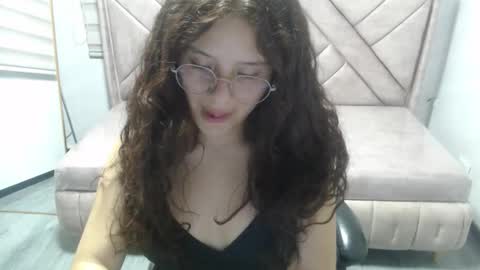 Snapshot of velvet_moon_v chatting on 3, 3, 2026 velvet_moon_v online show from 3, 3, 2026