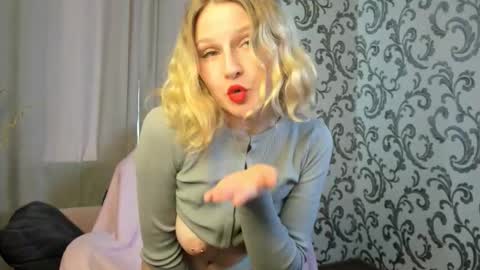 Snapshot of velvet_peach_ chatting on 5, 10, 2025 velvet_peach_ online show from 5, 10, 2025