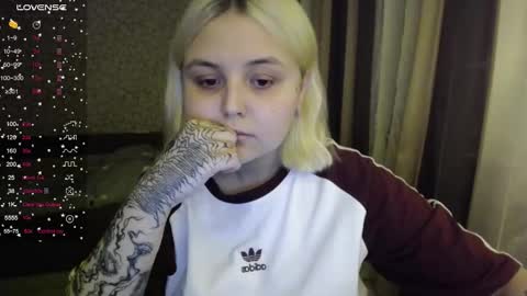 Snapshot of vendymories chatting on 30, 10, 2025 eva 3 online show from 30, 10, 2025