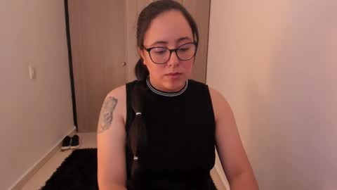 Snapshot of venus_cat_ chatting on 12, 10, 2025 Venus online show from 12, 10, 2025