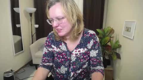 Snapshot of vestawoody chatting on 15, 11, 2025 vestawoody online show from 15, 11, 2025