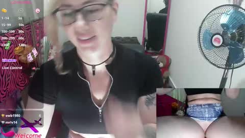 Snapshot of vickysexyx chatting on 21, 10, 2025 Valentina online show from 21, 10, 2025