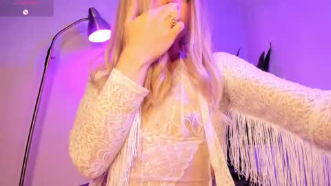 Snapshot of victoria_qq chatting on 17, 10, 2025 D A N I online show from 17, 10, 2025