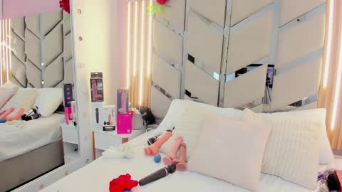 Victoria Moon  online show from 20, 9, 2025
