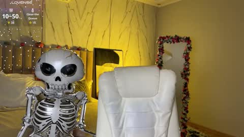 Snapshot of vikky_moon chatting on 28, 10, 2025 Vikky online show from 28, 10, 2025