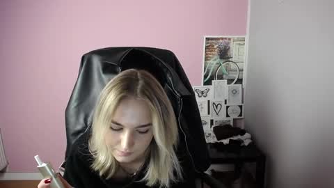 Snapshot of viktoria_lovely chatting on 15, 10, 2025 viktoria_lovely online show from 15, 10, 2025