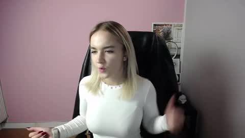 Snapshot of viktoria_lovely chatting on 21, 10, 2025 viktoria_lovely online show from 21, 10, 2025