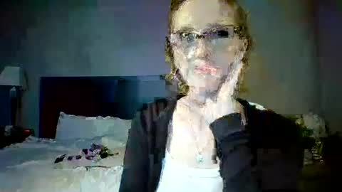 Snapshot of vimonroe chatting on 19, 10, 2025 Adori online show from 19, 10, 2025