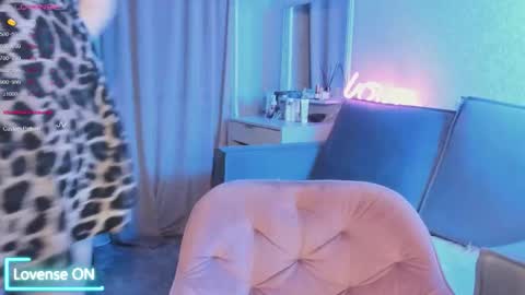 Snapshot of violet____h chatting on 18, 10, 2025 violet____h online show from 18, 10, 2025