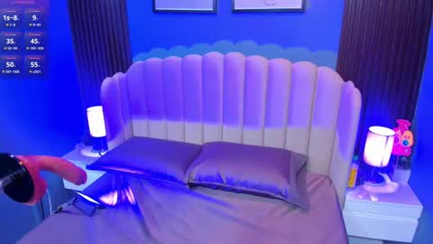 Snapshot of violet_throat chatting on 8, 11, 2025 violet_throat online show from 8, 11, 2025