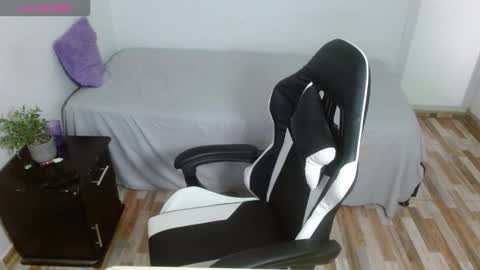 Snapshot of violeta_u chatting on 15, 12, 2025 violeta online show from 15, 12, 2025