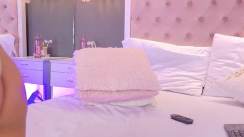 Cute Violet online show from 8, 11, 2025