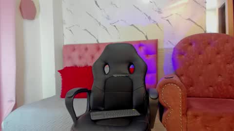 Snapshot of violett__rousee chatting on 5, 12, 2025 violett rousee online show from 5, 12, 2025