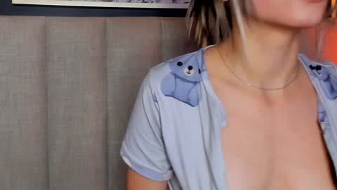 Snapshot of violetta_nur chatting on 24, 1, 2025 Violetta nur online show from 24, 1, 2025