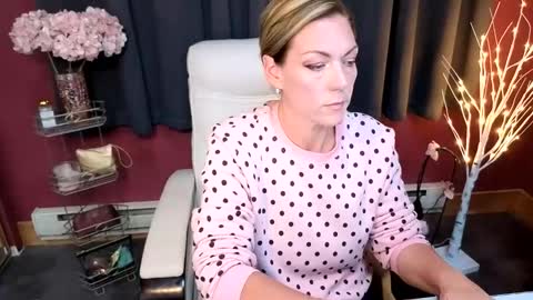 Snapshot of vivianluxe chatting on 1, 11, 2025 VivianLuxe online show from 1, 11, 2025