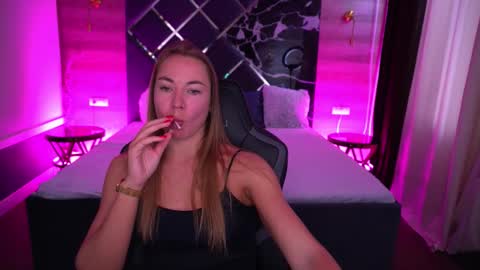 Snapshot of vixenmuse chatting on 13, 10, 2025 Ur Lady online show from 13, 10, 2025