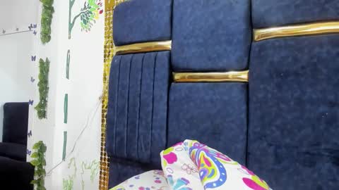 Snapshot of vskayper chatting on 27, 11, 2025 skay online show from 27, 11, 2025