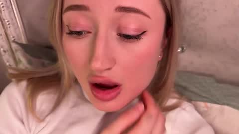 Snapshot of wendy_amber chatting on 5, 2, 2025 Daisy online show from 5, 2, 2025