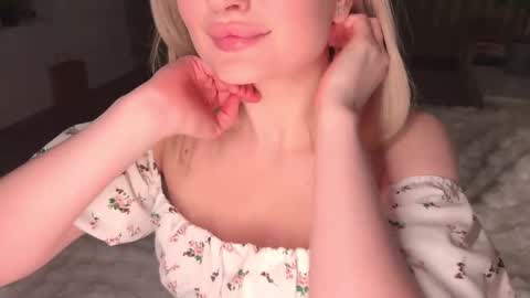 Snapshot of wendy_amber chatting on 1, 3, 2025 Daisy online show from 1, 3, 2025