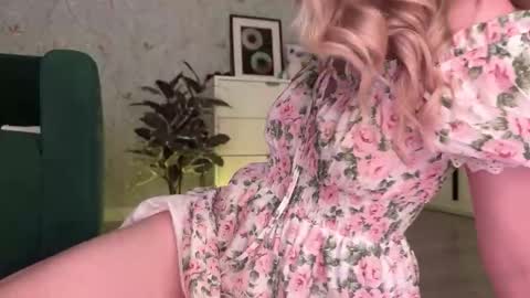 Snapshot of wendy_amber chatting on 3, 10, 2025 Daisy online show from 3, 10, 2025