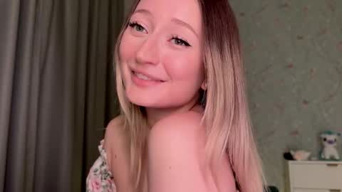 Snapshot of wendy_amber chatting on 12, 11, 2025 Daisy online show from 12, 11, 2025