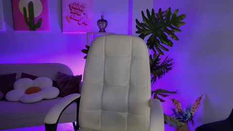 Snapshot of wesleegray chatting on 19, 1, 2026 little girl who is always rightLisa online show from 19, 1, 2026