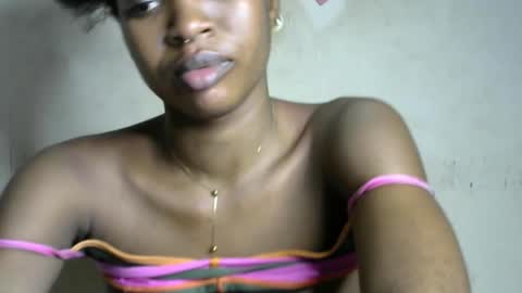 Snapshot of wet_pussy200 chatting on 8, 11, 2025 Bella online show from 8, 11, 2025