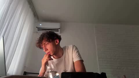 Snapshot of wheremydaydream chatting on 23, 11, 2025 Mia Please help me to reach 100 thumps up online show from 23, 11, 2025