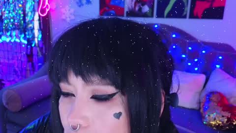 Laura  online show from 1, 1, 2025